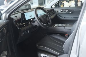 Nội thất công nghệ với màn hình kép của xe Omoda C5 tại showroom