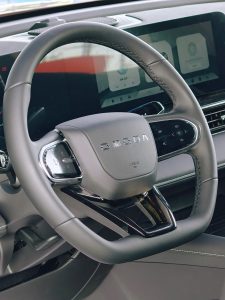 Hệ thống lái trợ lực điện trên Omoda C5 khác gì trợ lực thủy lực
